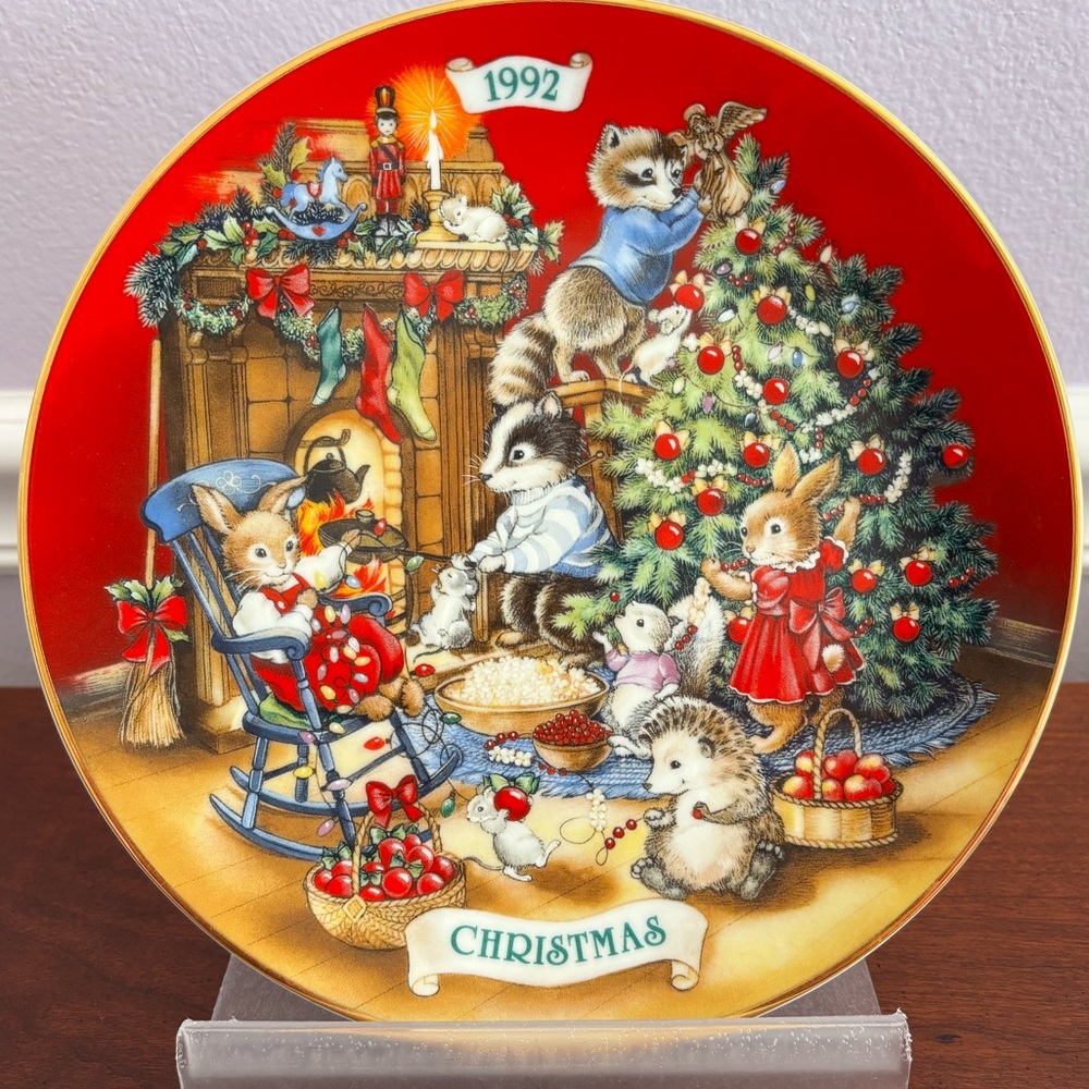 Avon 1992 “Sharing Christmas with Friends” Holiday Plate – Woodland Animals, 22K
